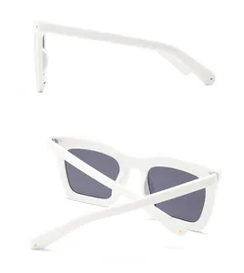 Détails des lunettes de soleil carrées blanches avec verres foncés, vues de côté et de dos