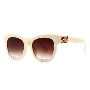 Lunettes de soleil oversize crème avec verres dégradés et détails en strass brillants
