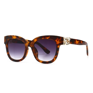 Lunettes de soleil œil de chat oversize écaillées avec strass et verres dégradés violets