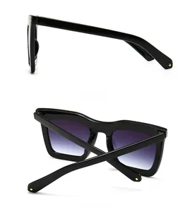 Vue latérale et arrière des lunettes de soleil carrées rétro avec verres dégradés violets