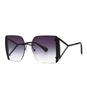 Lunettes de soleil carrées oversize avec verres dégradés violets et branches géométriques