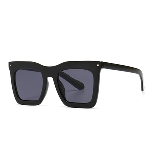 Lunettes de soleil carrées rétro modernes noires avec détails dorés et verres gris