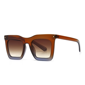 Lunettes de soleil carrées en écaille avec verres dégradés marron et rivets dorés