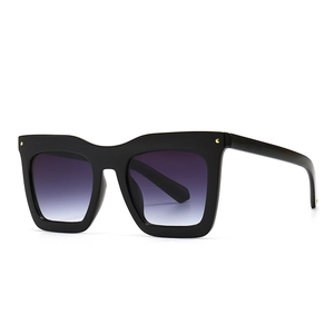 Lunettes de soleil carrées modernes noires avec verres dégradés violets et rivets dorés