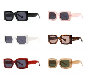 Vue à plat de lunettes de soleil carrées rétro en noir, rose, blanc, léopard et bordeaux