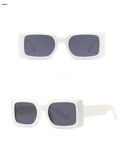 Vues détaillées de lunettes de soleil rectangulaires blanches rétro avec verres gris