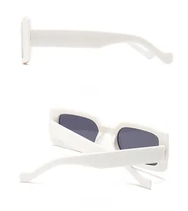 Vues latérale et arrière de lunettes de soleil carrées rétro à monture blanche épaisse
