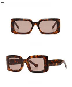 Vue détaillée de lunettes de soleil rectangulaires léopard avec verres rose clair