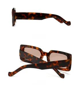 Vues latérale et arrière de lunettes de soleil carrées rétro avec verres dégradés