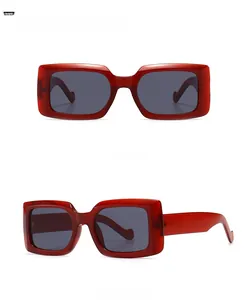 Vue détaillée de face et de profil à 45 degrés de lunettes de soleil rouges rectangulaires