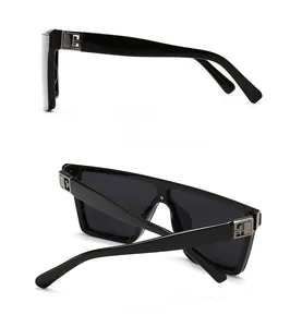 Detail view of the retro flat-top sunglasses with silver metal 4G geometric temple hinge