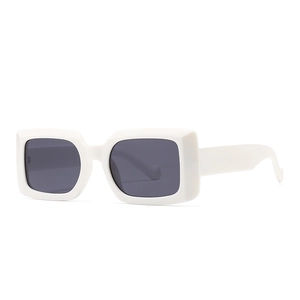 Lunettes de soleil rétro carrées étroites avec monture blanche épaisse et verres gris foncé