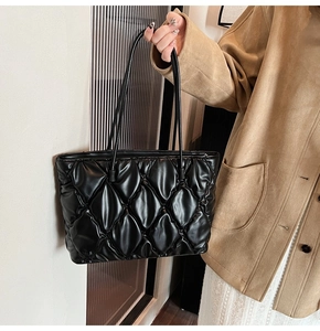 Detail of the black quilted tote bag with diamond stitching and high-quality PU leather