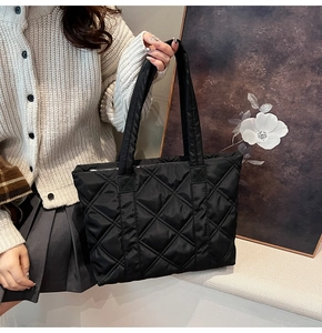 Dettaglio della borsa tote in nylon trapuntato nero con trama a rombi eleganti