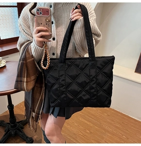 Dettaglio di una borsa tote grande in nylon trapuntato nero con motivo a rombi