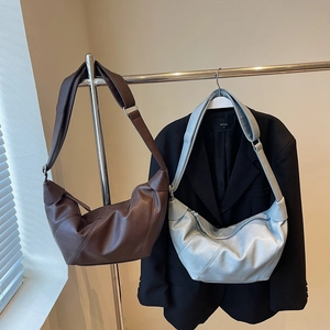 Französische Halbmond-Taschen in Kaffeebraun und Silbergrau aus weichem Leder