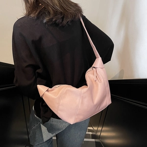Damen-Schultertasche aus rosa Leder im Croissant-Stil mit viel Platz und Falten-Design