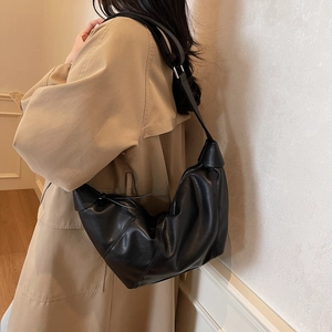 Minimalistische schwarze Damen-Sichelhandtasche aus Leder mit verstellbarem breitem Gurt
