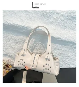 Détail du sac punk en cuir PU blanc avec clous argentés et doubles poignées supérieures