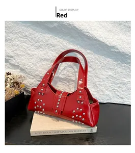 Détails du sac à main en cuir rouge avec rivets argentés et boucles de style punk