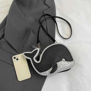 Sac bandoulière créatif en forme de baleine avec paillettes argentées sur veste grise