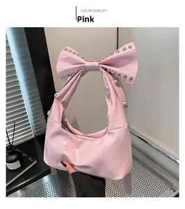 Detailansicht der pinkfarbenen Ledertasche mit großer Schleife und silbernen Nieten