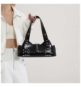 Détail du sac hobo punk noir avec rivets argentés et texture en cuir verni brillant