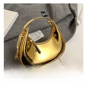 Détail de la finition miroir dorée brillante et de la chaîne du mini sac hobo