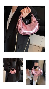 Détail du sac hobo rose métallisé avec bandoulière chaîne dorée et fini brillant