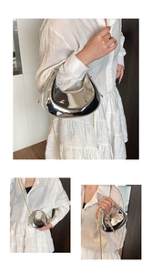 Détail du sac lune argenté en cuir verni avec chaîne dorée et fermeture à glissière
