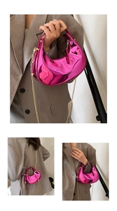 Détail du sac lune rouge rose métallique avec finition miroir et chaîne dorée