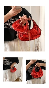 Détails de sacs demi-lune en cuir verni rouge en deux tailles avec chaînes dorées