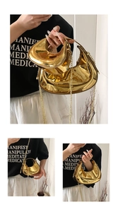 Détail de deux sacs demi-lune en cuir verni doré avec bandoulières en chaîne métal