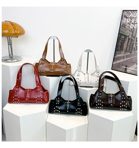 Vue détaillée des sacs à rivets en rouge, beige, blanc, noir et cuir marron