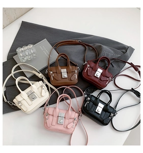 Vue à plat de mini sacs à bandoulière en cinq couleurs avec cuir mat et fermoir en métal