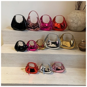 Mini sacs lune en plusieurs tailles et couleurs en cuir verni métallisé exposés
