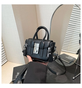 Détail du mini sac bandoulière noir avec fermoir carré argenté et fermetures éclair en métal