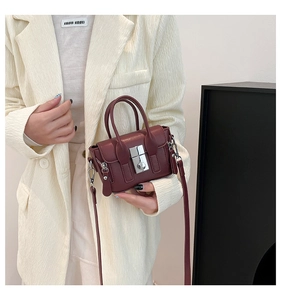 Détail du mini sac bordeaux avec fermoir en métal argenté et fermetures éclair chic