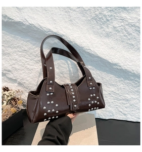Détails du sac à main marron foncé en similicuir brillant avec des rivets argentés