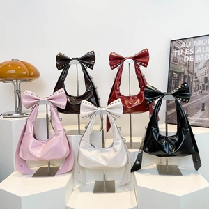 Schicke Damen-Achseltaschen mit großen Schleifen und Metallnieten in fünf Trendfarben