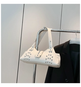 Détails des rivets argentés et finition en cuir blanc lisse du sac porté épaule punk