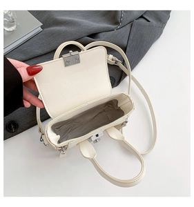 Vue de dessus d'un mini sac bandoulière blanc crème avec boucle argentée et doublure