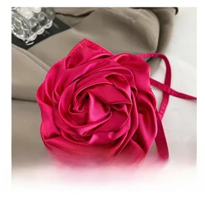 Makro-Detail einer 3D-Satin-Rosen-Umhängetasche in einem kräftigen Fuchsia-Pink-Finish