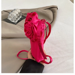 Detailaufnahme der rosaroten Satin-Handytasche in 3D-Rosenoptik mit glatter Textur