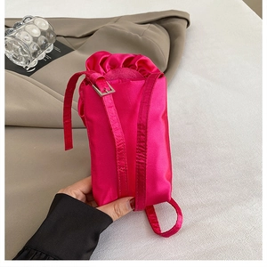 Detailansicht der rosaroten Satin-Handytasche mit Kordelzug und schmalem Schultergurt