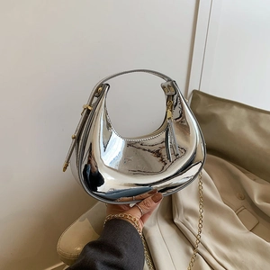 Sac hobo argenté métallisé avec bandoulière chaîne dorée et finition miroir brillant