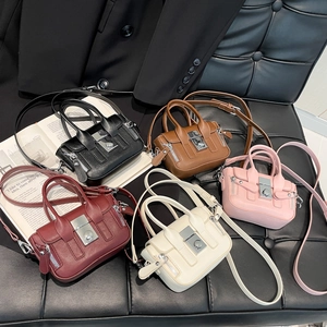 Mini sacs bandoulière femme en cinq couleurs avec doubles poignées et fermoirs métal
