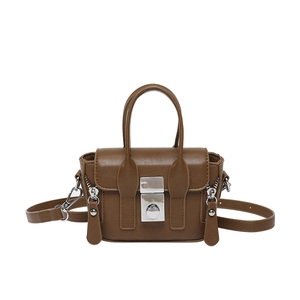 Mini sac carré chic en cuir marron foncé avec fermoir argenté et bandoulière amovible