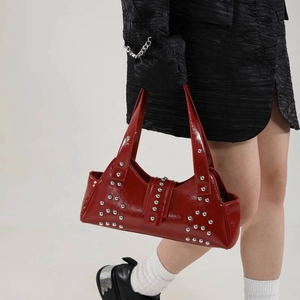 Sac baguette rouge style punk Y2K avec rivets argentés et finition polie pour femme
