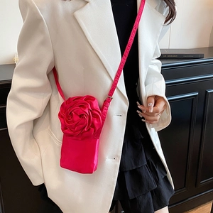 3D Rosen Handy-Umhängetasche aus magentafarbenem Satin mit langem Schultergurt